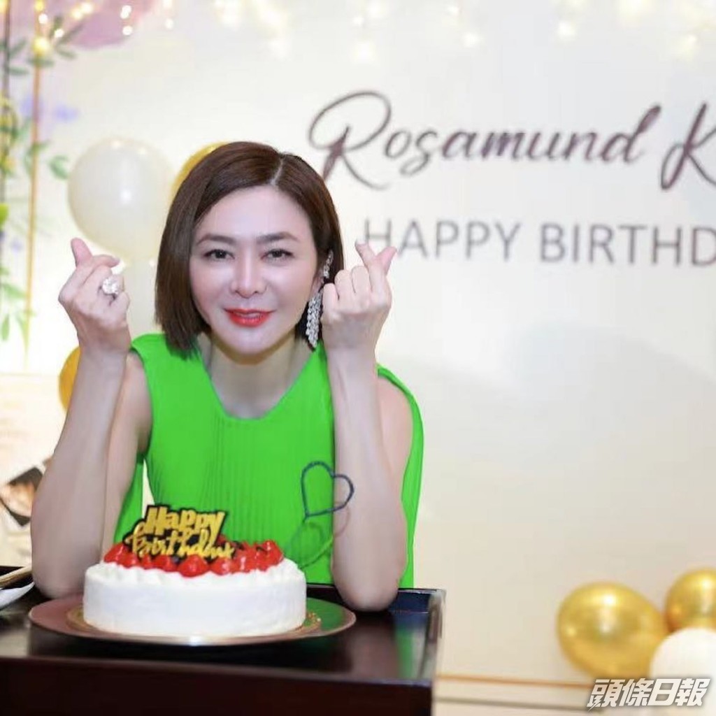 關之琳最近喜歡拉直頭髮。